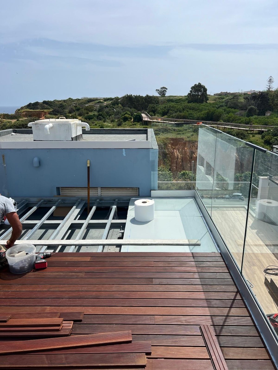Montagem de deck de madeira em terraço com vista
