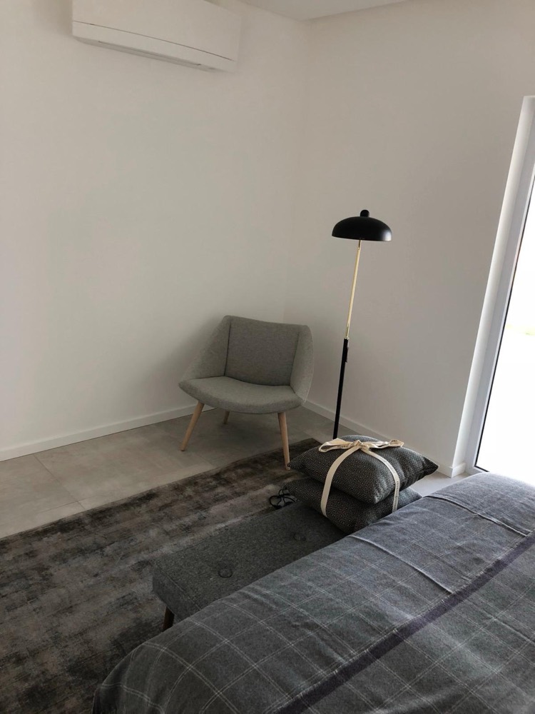 Quarto acabado e mobilado após remodelação