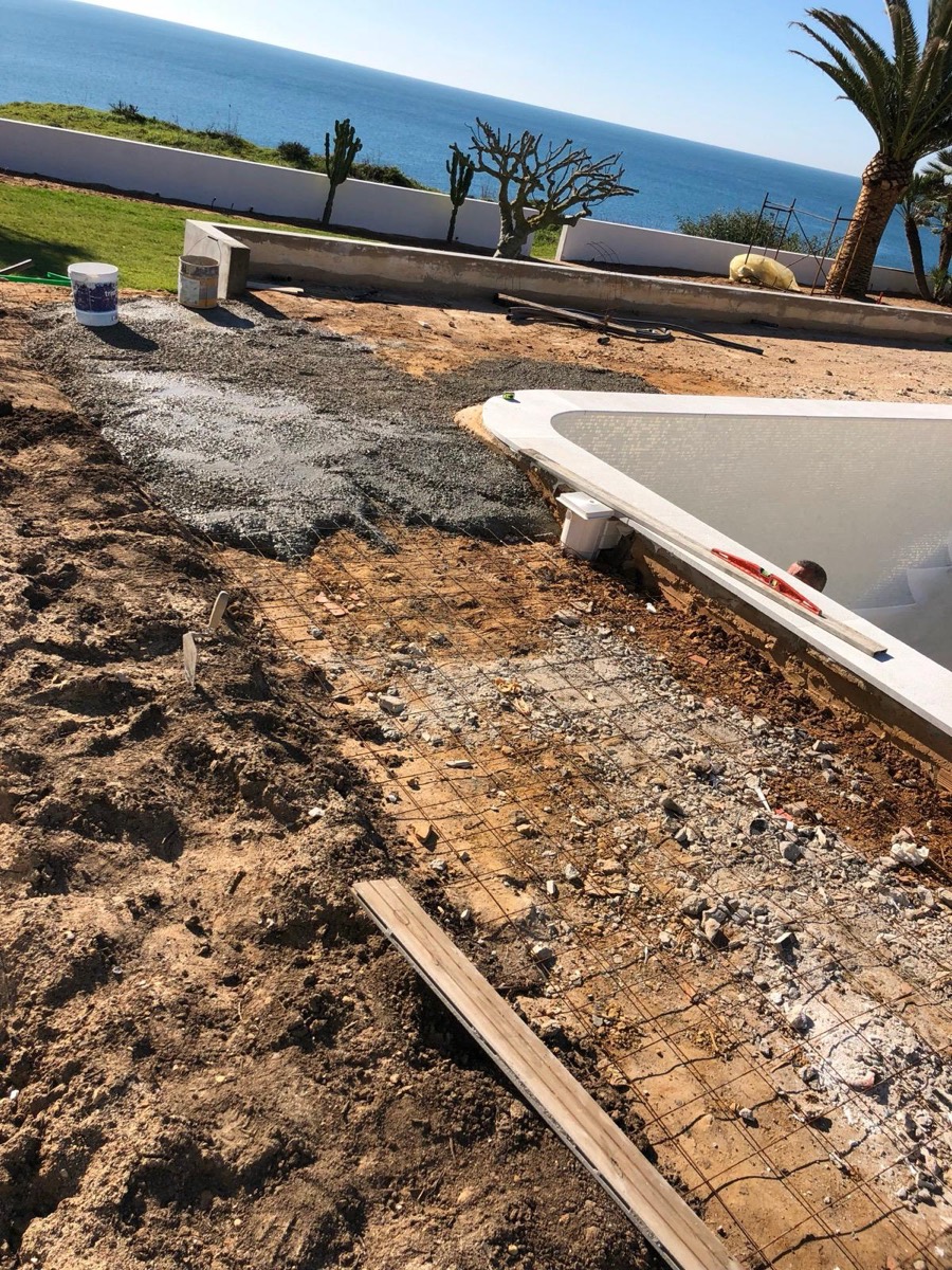 Renovação de piscina com betão armado junto ao mar