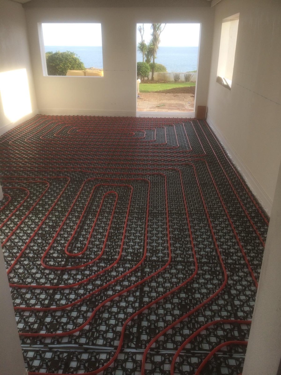 Instalação de piso radiante hidráulico com o mar ao fundo