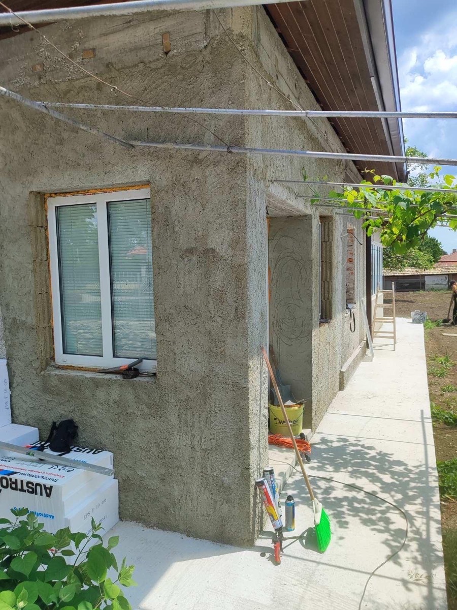 Reboco projetado em fachada durante a obra