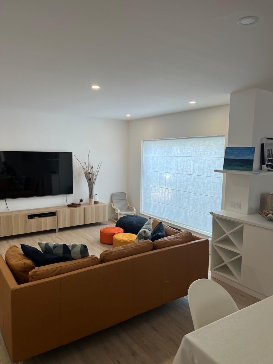 Sala mobilada e acabada após remodelação