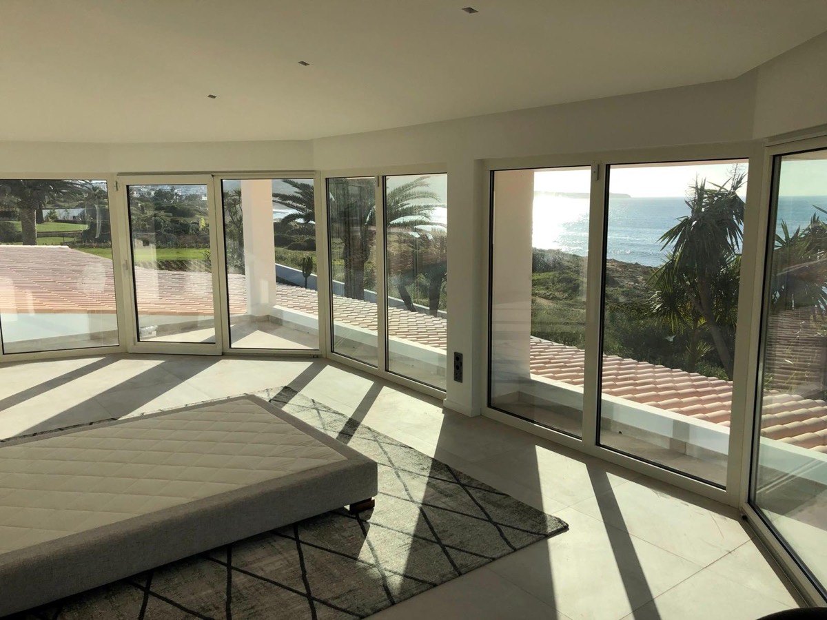 Suite panorâmica com janelas do chão ao teto e vista de mar