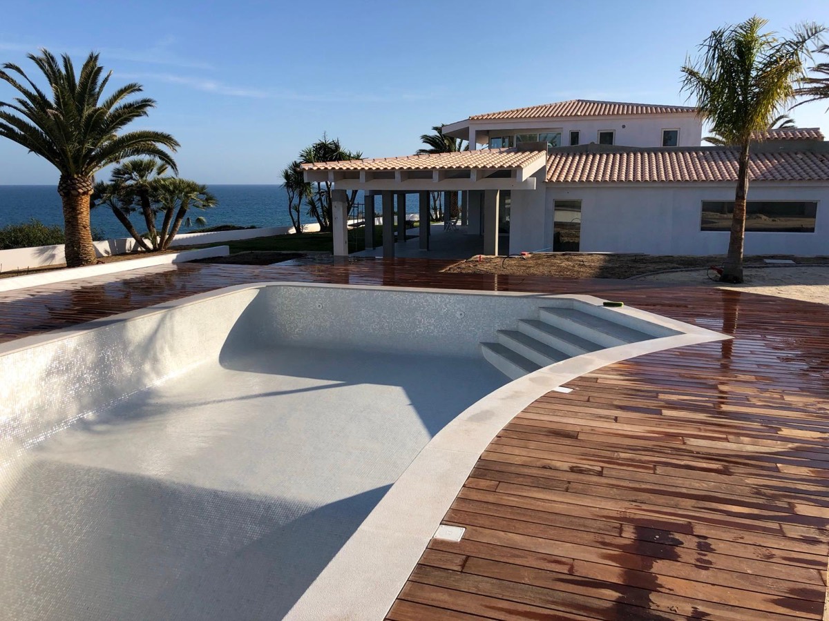 Moradia à beira-mar com piscina e deck de madeira renovados